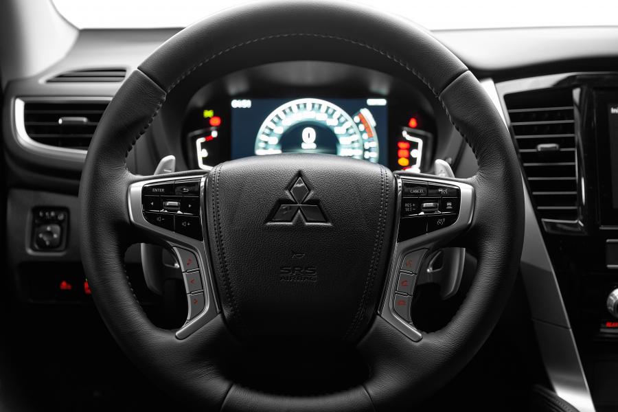 Панель приборов Mitsubishi Pajero Sport HPE-S 2020 года  (LA) (фото 24 из 38)